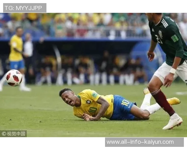 内马尔遭遇无接触拉伤痛苦倒地队医紧急救治后顽强回归赛场