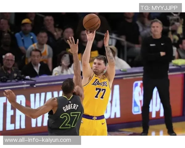 FIBA转发山寨球星合照引发热议大声喊出詹姆斯东契奇库里的名字